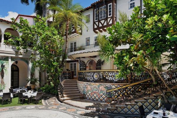 Có một thế giới thần tiên bên trong biệt thự xa hoa triệu đô của 'Hoàng đế thời trang Ý' Gianni Versace Có một thế giới thần tiên bên trong biệt thự xa hoa triệu đô của 'Hoàng đế thời trang Ý' Gianni Versace