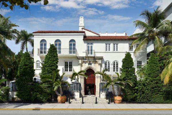 Có một thế giới thần tiên bên trong biệt thự xa hoa triệu đô của 'Hoàng đế thời trang Ý' Gianni Versace Có một thế giới thần tiên bên trong biệt thự xa hoa triệu đô của 'Hoàng đế thời trang Ý' Gianni Versace