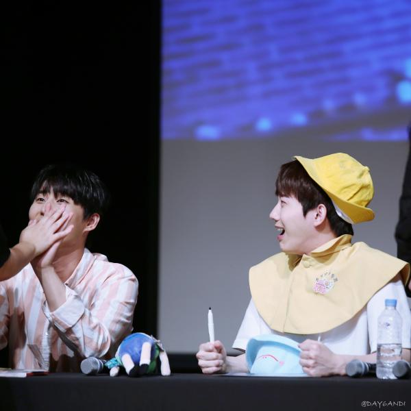 Loạt gif chứng minh chuyện ngược đời: Khi idol bất chấp tất cả để 'cầu xin' sự chú ý từ fans Loạt gif chứng minh chuyện ngược đời: Khi idol bất chấp tất cả để 'cầu xin' sự chú ý từ fans