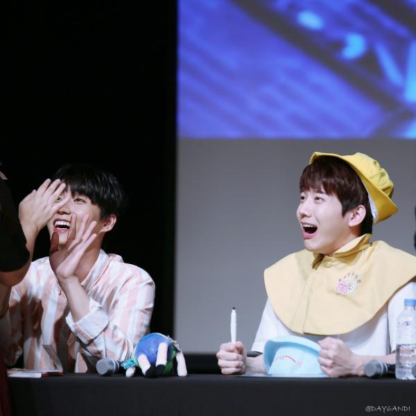 Loạt gif chứng minh chuyện ngược đời: Khi idol bất chấp tất cả để 'cầu xin' sự chú ý từ fans Loạt gif chứng minh chuyện ngược đời: Khi idol bất chấp tất cả để 'cầu xin' sự chú ý từ fans
