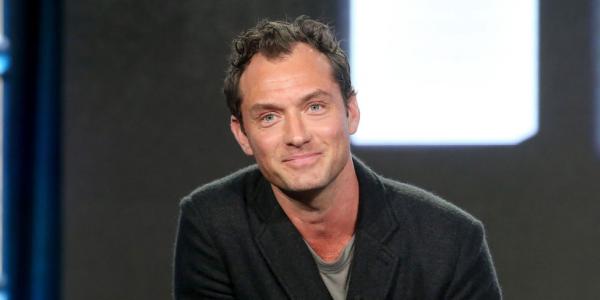 Thông qua 'Fantastic Beasts', Jude Law nói thế giới đã sẵn sàng để đón nhận một Dumbledore đồng tính Thông qua 'Fantastic Beasts', Jude Law nói thế giới đã sẵn sàng để đón nhận một Dumbledore đồng tính