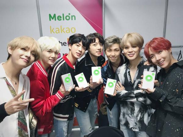 Dự đoán Daesang tại MMA 2018: BTS lên ngôi 'Nghệ sĩ của năm', iKON ẵm giải 'Bài hát của năm' Dự đoán Daesang tại MMA 2018: BTS lên ngôi 'Nghệ sĩ của năm', iKON ẵm giải 'Bài hát của năm'