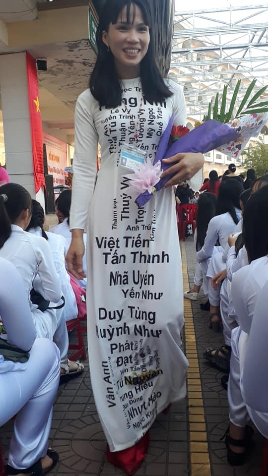 Cô giáo chủ nhiệm nổi tiếng nhất 20/11 năm nay khi in hết tên cả lớp lên áo dài Cô giáo chủ nhiệm nổi tiếng nhất 20/11 năm nay khi in hết tên cả lớp lên áo dài