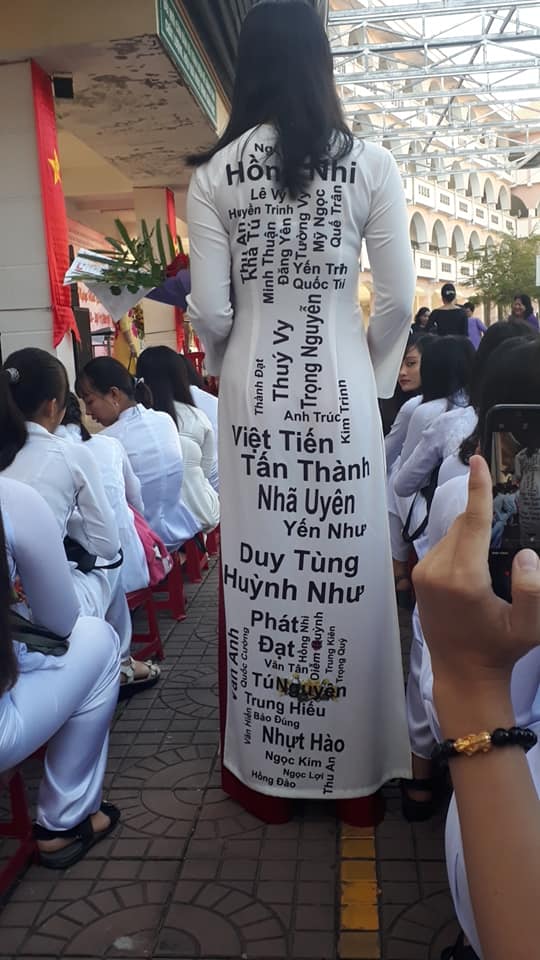 Cô giáo chủ nhiệm nổi tiếng nhất 20/11 năm nay khi in hết tên cả lớp lên áo dài Cô giáo chủ nhiệm nổi tiếng nhất 20/11 năm nay khi in hết tên cả lớp lên áo dài
