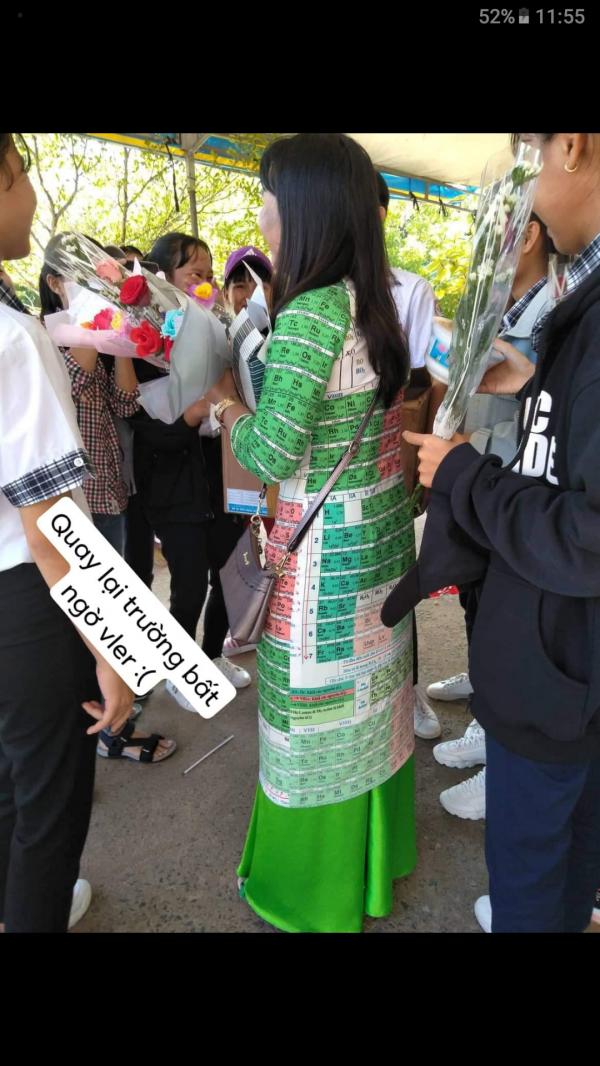 Cô giáo chủ nhiệm nổi tiếng nhất 20/11 năm nay khi in hết tên cả lớp lên áo dài Cô giáo chủ nhiệm nổi tiếng nhất 20/11 năm nay khi in hết tên cả lớp lên áo dài