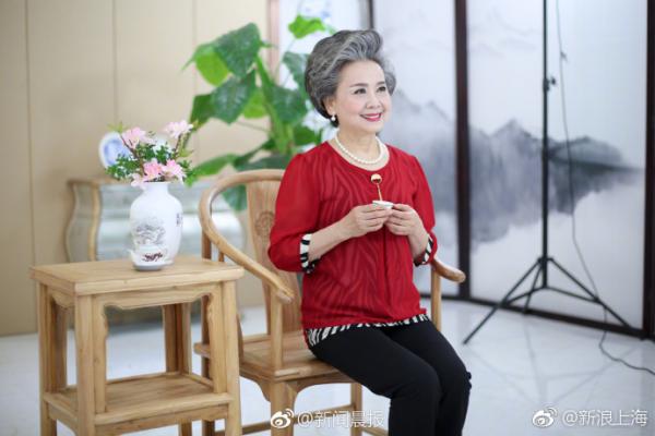 Gặp gỡ cụ bà 71 tuổi làm mẫu online tạo 100 dáng trong 1 phút, chụp với 150 bộ quần áo mỗi ngày Gặp gỡ cụ bà 71 tuổi làm mẫu online tạo 100 dáng trong 1 phút, chụp với 150 bộ quần áo mỗi ngày