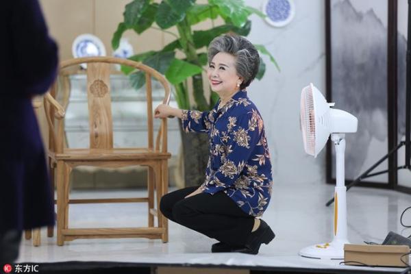 Gặp gỡ cụ bà 71 tuổi làm mẫu online tạo 100 dáng trong 1 phút, chụp với 150 bộ quần áo mỗi ngày Gặp gỡ cụ bà 71 tuổi làm mẫu online tạo 100 dáng trong 1 phút, chụp với 150 bộ quần áo mỗi ngày