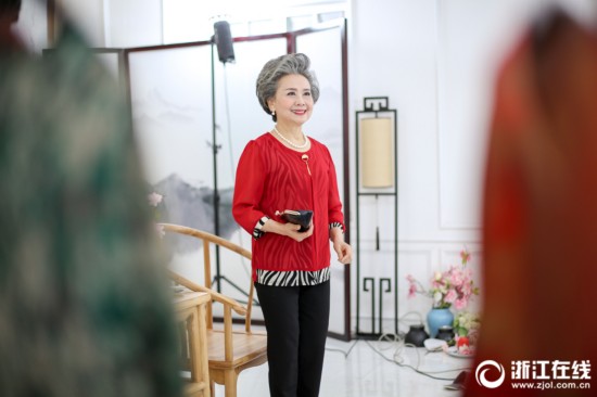 Gặp gỡ cụ bà 71 tuổi làm mẫu online tạo 100 dáng trong 1 phút, chụp với 150 bộ quần áo mỗi ngày Gặp gỡ cụ bà 71 tuổi làm mẫu online tạo 100 dáng trong 1 phút, chụp với 150 bộ quần áo mỗi ngày