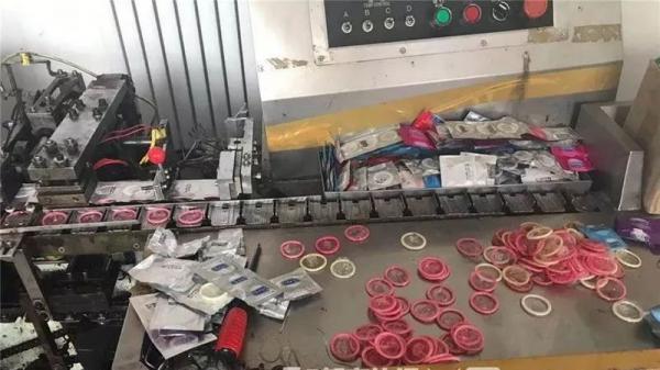 Triệt phá đường dây sản xuất bao cao su giả, cảnh sát Trung Quốc chặn đứng thảm họa bùng nổ dân số Triệt phá đường dây sản xuất bao cao su giả, cảnh sát Trung Quốc chặn đứng thảm họa bùng nổ dân số