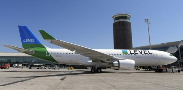 Trễ giờ check-in, cô gái liều mạng chạy bộ đuổi theo máy bay Trễ giờ check-in, cô gái liều mạng chạy bộ đuổi theo máy bay
