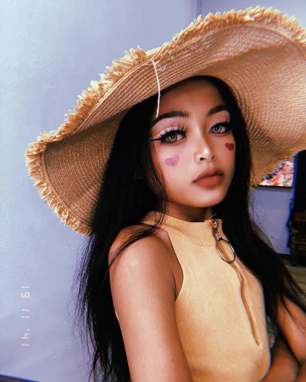 Cậu bé Thái Lan 12 tuổi đã mua được nhà, nổi tiếng nhờ phong cách trang điểm và thời trang khác giới Cậu bé Thái Lan 12 tuổi đã mua được nhà, nổi tiếng nhờ phong cách trang điểm và thời trang khác giới