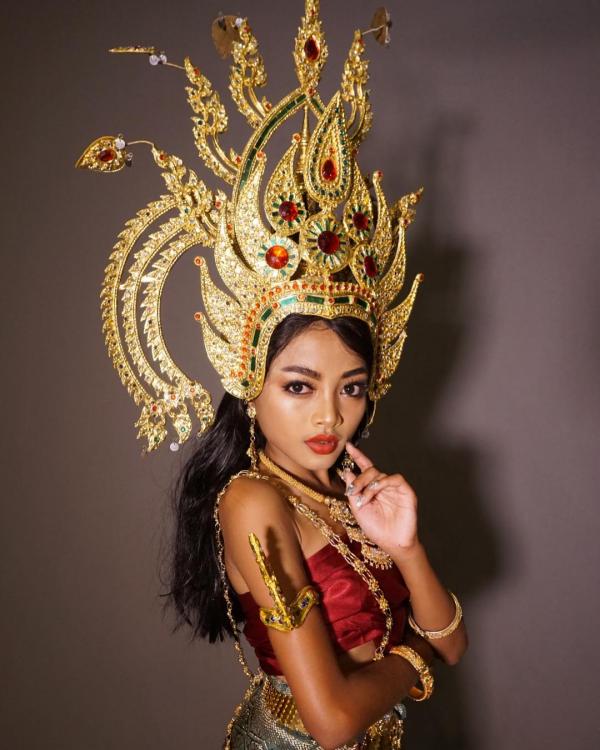 Cậu bé Thái Lan 12 tuổi đã mua được nhà, nổi tiếng nhờ phong cách trang điểm và thời trang khác giới Cậu bé Thái Lan 12 tuổi đã mua được nhà, nổi tiếng nhờ phong cách trang điểm và thời trang khác giới