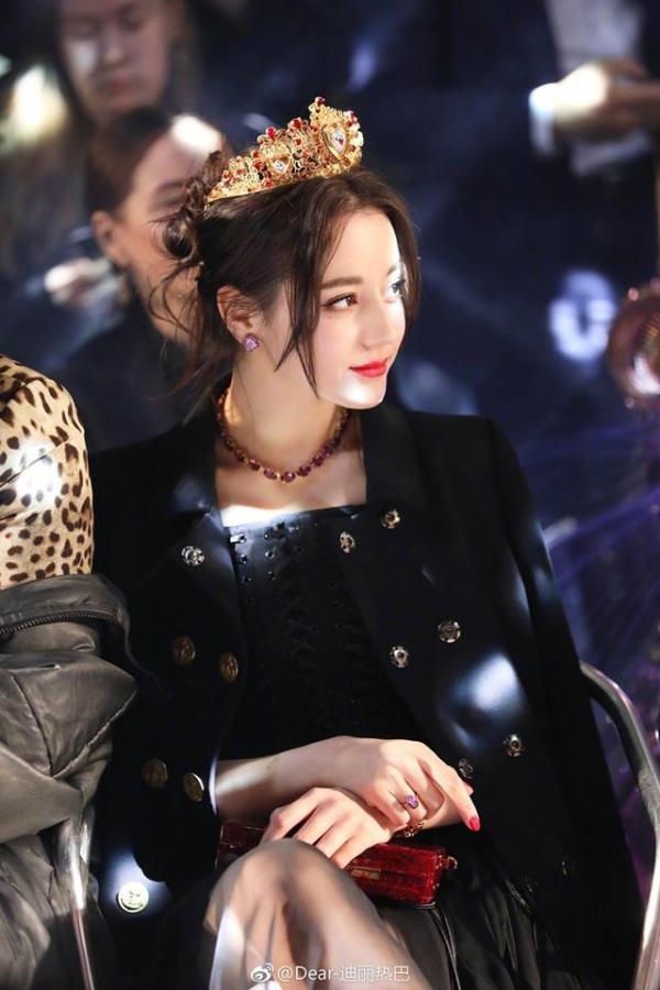 Scandal 'Ông trùm' D&G nhục mạ Trung Quốc: Thái độ cứng rắn của Trần Khôn và Địch Lệ Nhiệt Ba nhận 'bão' lời khen Scandal 'Ông trùm' D&G nhục mạ Trung Quốc: Thái độ cứng rắn của Trần Khôn và Địch Lệ Nhiệt Ba nhận 'bão' lời khen