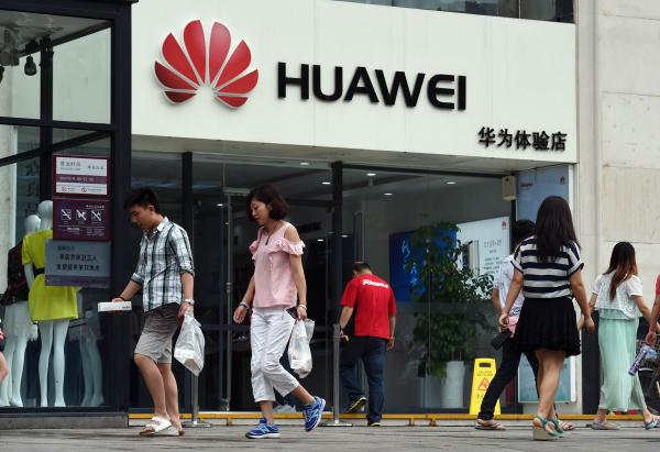 Ở Trung Quốc, chỉ dân 'nghèo ngầm' mới xài Apple, nhà giàu người ta dùng Huawei và Xiaomi Ở Trung Quốc, chỉ dân 'nghèo ngầm' mới xài Apple, nhà giàu người ta dùng Huawei và Xiaomi
