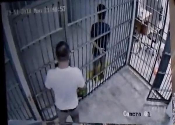 'Vượt Ngục' phiên bản Thái Lan: Nghi phạm giả vờ có rắn, lừa nhốt cảnh sát rồi tẩu thoát 'Vượt Ngục' phiên bản Thái Lan: Nghi phạm giả vờ có rắn, lừa nhốt cảnh sát rồi tẩu thoát