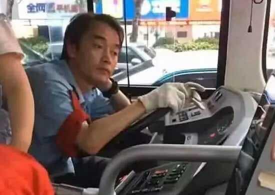 15 năm sau khi Trương Quốc Vinh tạ thế, xuất hiện tài xế xe bus giống hệt anh từ ánh mắt đến nụ cười 15 năm sau khi Trương Quốc Vinh tạ thế, xuất hiện tài xế xe bus giống hệt anh từ ánh mắt đến nụ cười