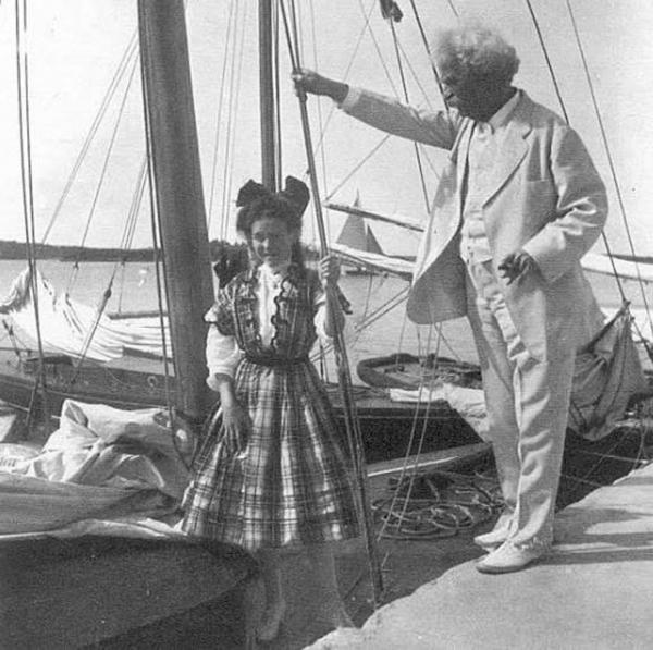 Góc tối ít người biết của đại văn hào Mark Twain: 70 tuổi vẫn bị ám ảnh và thích 'sưu tầm' các bé gái Góc tối ít người biết của đại văn hào Mark Twain: 70 tuổi vẫn bị ám ảnh và thích 'sưu tầm' các bé gái