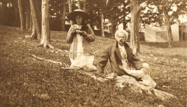 Góc tối ít người biết của đại văn hào Mark Twain: 70 tuổi vẫn bị ám ảnh và thích 'sưu tầm' các bé gái Góc tối ít người biết của đại văn hào Mark Twain: 70 tuổi vẫn bị ám ảnh và thích 'sưu tầm' các bé gái
