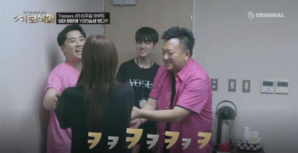 Mẹ một trainee trong YG Treasure Box òa khóc ngay khi gặp Seungri, lý do ai cũng phải bất ngờ Mẹ một trainee trong YG Treasure Box òa khóc ngay khi gặp Seungri, lý do ai cũng phải bất ngờ