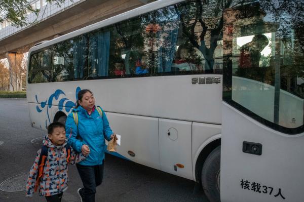 Phụ huynh Trung Quốc bỏ 50 triệu cho con học một khóa 'chịu khổ' ở trường đào tạo đàn ông đích thực Phụ huynh Trung Quốc bỏ 50 triệu cho con học một khóa 'chịu khổ' ở trường đào tạo đàn ông đích thực