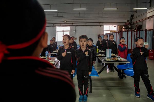 Phụ huynh Trung Quốc bỏ 50 triệu cho con học một khóa 'chịu khổ' ở trường đào tạo đàn ông đích thực Phụ huynh Trung Quốc bỏ 50 triệu cho con học một khóa 'chịu khổ' ở trường đào tạo đàn ông đích thực