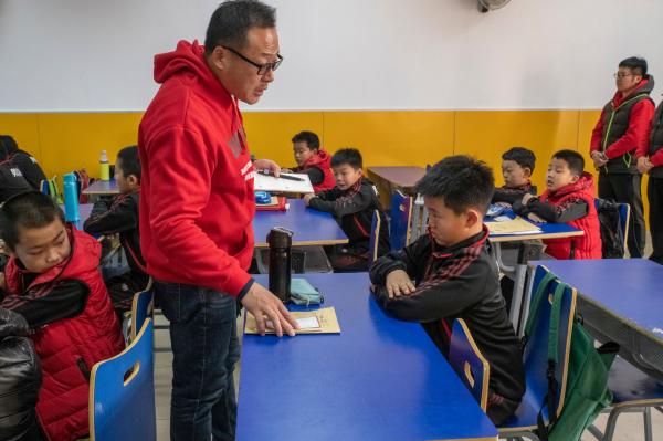 Phụ huynh Trung Quốc bỏ 50 triệu cho con học một khóa 'chịu khổ' ở trường đào tạo đàn ông đích thực Phụ huynh Trung Quốc bỏ 50 triệu cho con học một khóa 'chịu khổ' ở trường đào tạo đàn ông đích thực