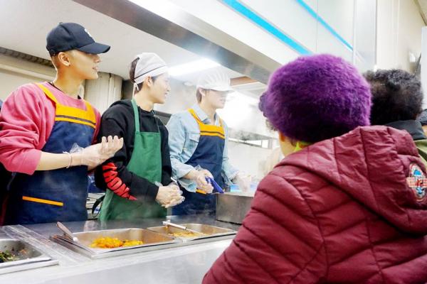 NCT cúi chào cô lao công SM và những câu chuyện nhỏ cảm động về nhân cách vàng của nhóm NCT cúi chào cô lao công SM và những câu chuyện nhỏ cảm động về nhân cách vàng của nhóm