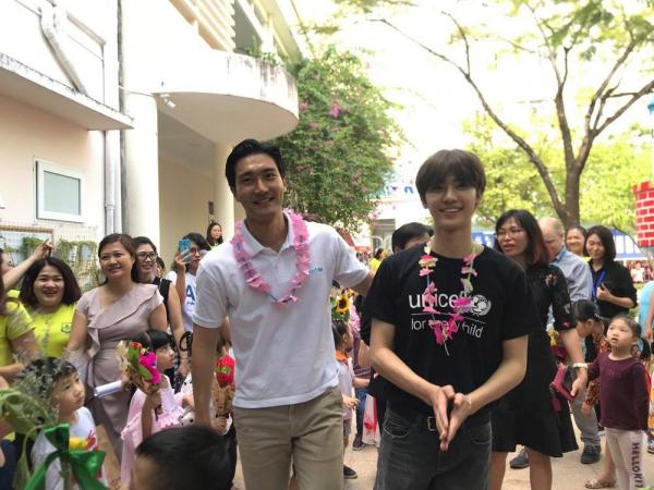 NCT cúi chào cô lao công SM và những câu chuyện nhỏ cảm động về nhân cách vàng của nhóm NCT cúi chào cô lao công SM và những câu chuyện nhỏ cảm động về nhân cách vàng của nhóm