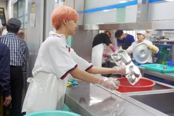 NCT cúi chào cô lao công SM và những câu chuyện nhỏ cảm động về nhân cách vàng của nhóm NCT cúi chào cô lao công SM và những câu chuyện nhỏ cảm động về nhân cách vàng của nhóm