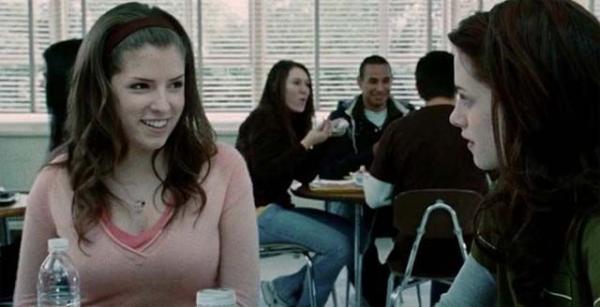 Sau 10 năm, Anna Kendrick 'hú hồn' nhận ra mình cũng từng có một vai phụ bé xíu trong Twilight Sau 10 năm, Anna Kendrick 'hú hồn' nhận ra mình cũng từng có một vai phụ bé xíu trong Twilight
