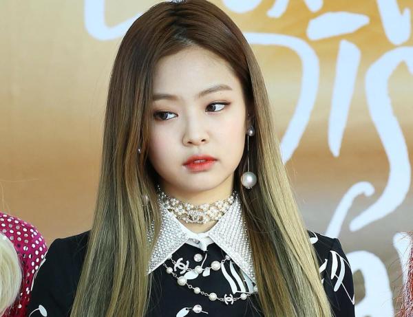 Từ 5 năm trước được ưu ái biểu diễn cùng G-Dragon, Jennie đã bị netizen mắng vì 'hát không ra hơi' Từ 5 năm trước được ưu ái biểu diễn cùng G-Dragon, Jennie đã bị netizen mắng vì 'hát không ra hơi'