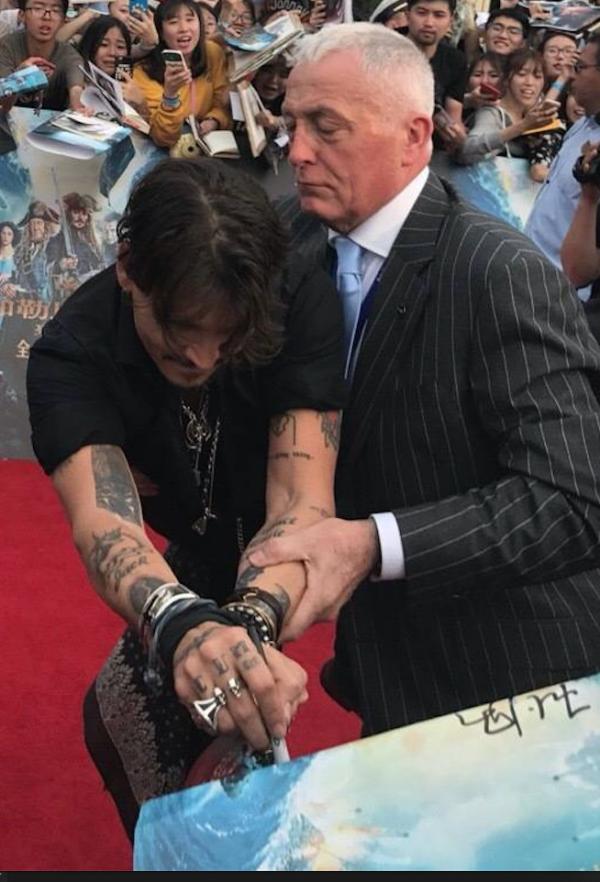 Cuộc chiến của Johnny Depp và vệ sĩ: Người muốn ký tặng đến phát điên, người nhất quyết ngăn cản Cuộc chiến của Johnny Depp và vệ sĩ: Người muốn ký tặng đến phát điên, người nhất quyết ngăn cản