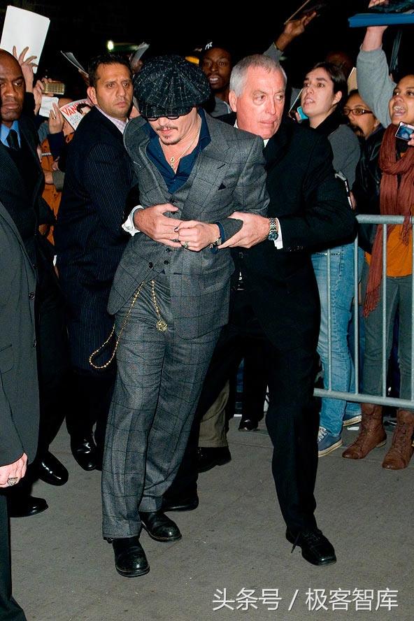 Cuộc chiến của Johnny Depp và vệ sĩ: Người muốn ký tặng đến phát điên, người nhất quyết ngăn cản Cuộc chiến của Johnny Depp và vệ sĩ: Người muốn ký tặng đến phát điên, người nhất quyết ngăn cản