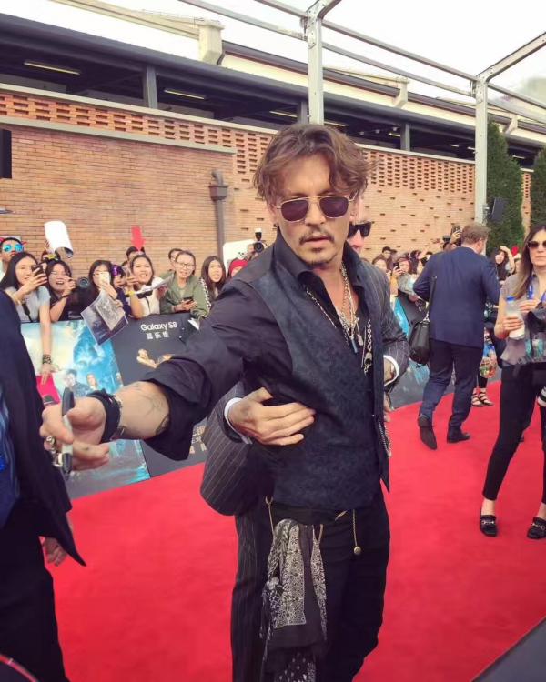 Cuộc chiến của Johnny Depp và vệ sĩ: Người muốn ký tặng đến phát điên, người nhất quyết ngăn cản Cuộc chiến của Johnny Depp và vệ sĩ: Người muốn ký tặng đến phát điên, người nhất quyết ngăn cản