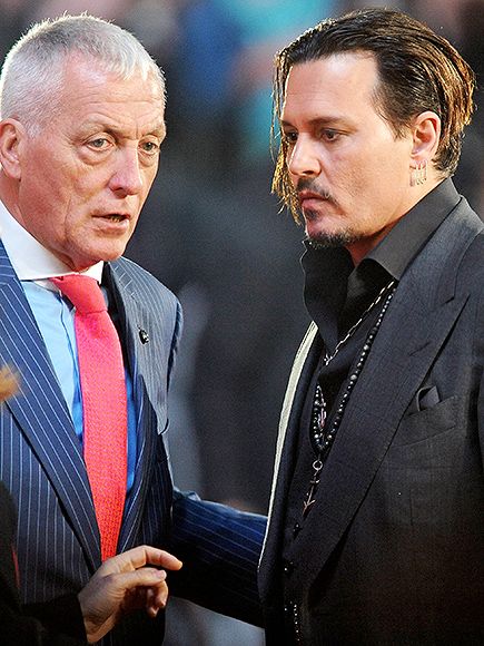 Cuộc chiến của Johnny Depp và vệ sĩ: Người muốn ký tặng đến phát điên, người nhất quyết ngăn cản Cuộc chiến của Johnny Depp và vệ sĩ: Người muốn ký tặng đến phát điên, người nhất quyết ngăn cản