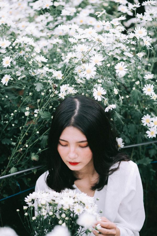 Bộ ảnh 'chàng thơ' e ấp bên cúc họa mi khiến cư dân mạng một phen... hết hồn Bộ ảnh 'chàng thơ' e ấp bên cúc họa mi khiến cư dân mạng một phen... hết hồn