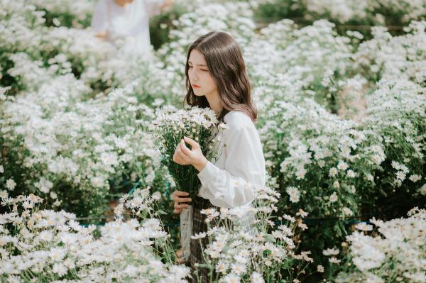 Bộ ảnh 'chàng thơ' e ấp bên cúc họa mi khiến cư dân mạng một phen... hết hồn Bộ ảnh 'chàng thơ' e ấp bên cúc họa mi khiến cư dân mạng một phen... hết hồn
