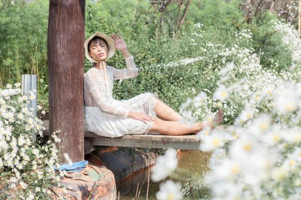 Bộ ảnh 'chàng thơ' e ấp bên cúc họa mi khiến cư dân mạng một phen... hết hồn Bộ ảnh 'chàng thơ' e ấp bên cúc họa mi khiến cư dân mạng một phen... hết hồn