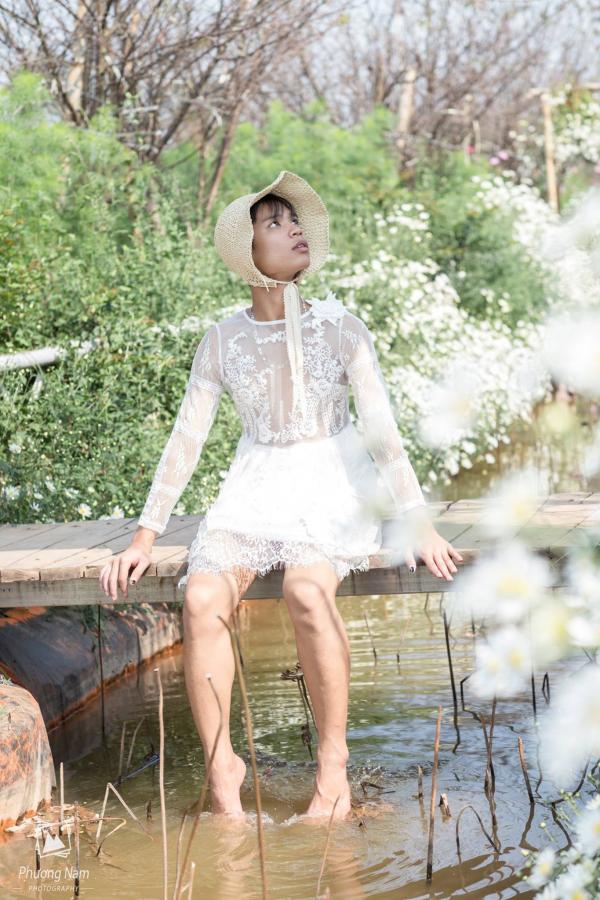 Bộ ảnh 'chàng thơ' e ấp bên cúc họa mi khiến cư dân mạng một phen... hết hồn Bộ ảnh 'chàng thơ' e ấp bên cúc họa mi khiến cư dân mạng một phen... hết hồn
