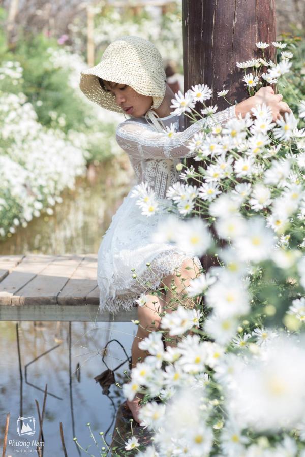Bộ ảnh 'chàng thơ' e ấp bên cúc họa mi khiến cư dân mạng một phen... hết hồn Bộ ảnh 'chàng thơ' e ấp bên cúc họa mi khiến cư dân mạng một phen... hết hồn