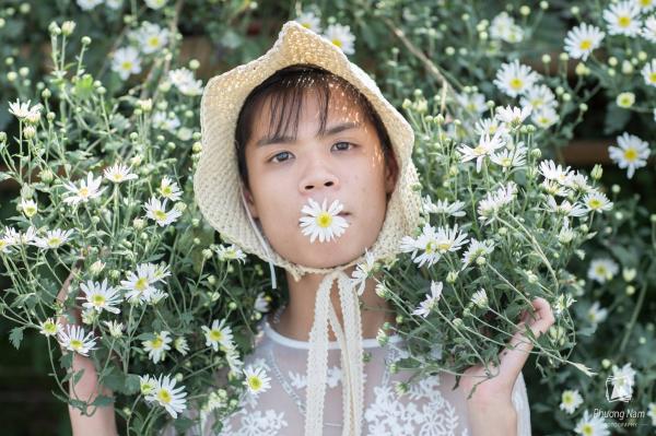 Bộ ảnh 'chàng thơ' e ấp bên cúc họa mi khiến cư dân mạng một phen... hết hồn Bộ ảnh 'chàng thơ' e ấp bên cúc họa mi khiến cư dân mạng một phen... hết hồn