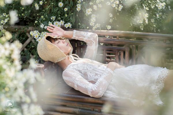 Bộ ảnh 'chàng thơ' e ấp bên cúc họa mi khiến cư dân mạng một phen... hết hồn Bộ ảnh 'chàng thơ' e ấp bên cúc họa mi khiến cư dân mạng một phen... hết hồn