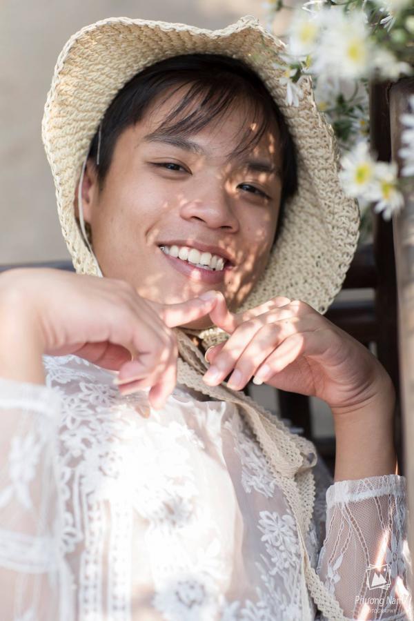 Bộ ảnh 'chàng thơ' e ấp bên cúc họa mi khiến cư dân mạng một phen... hết hồn Bộ ảnh 'chàng thơ' e ấp bên cúc họa mi khiến cư dân mạng một phen... hết hồn