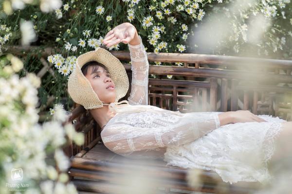 Bộ ảnh 'chàng thơ' e ấp bên cúc họa mi khiến cư dân mạng một phen... hết hồn Bộ ảnh 'chàng thơ' e ấp bên cúc họa mi khiến cư dân mạng một phen... hết hồn