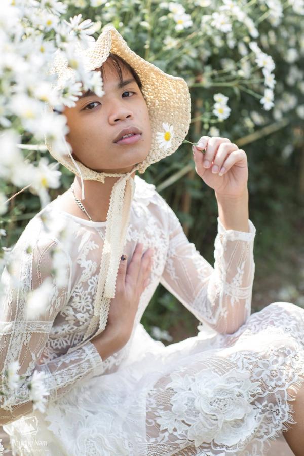Bộ ảnh 'chàng thơ' e ấp bên cúc họa mi khiến cư dân mạng một phen... hết hồn Bộ ảnh 'chàng thơ' e ấp bên cúc họa mi khiến cư dân mạng một phen... hết hồn