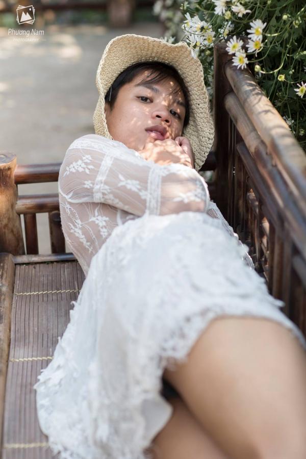 Bộ ảnh 'chàng thơ' e ấp bên cúc họa mi khiến cư dân mạng một phen... hết hồn Bộ ảnh 'chàng thơ' e ấp bên cúc họa mi khiến cư dân mạng một phen... hết hồn