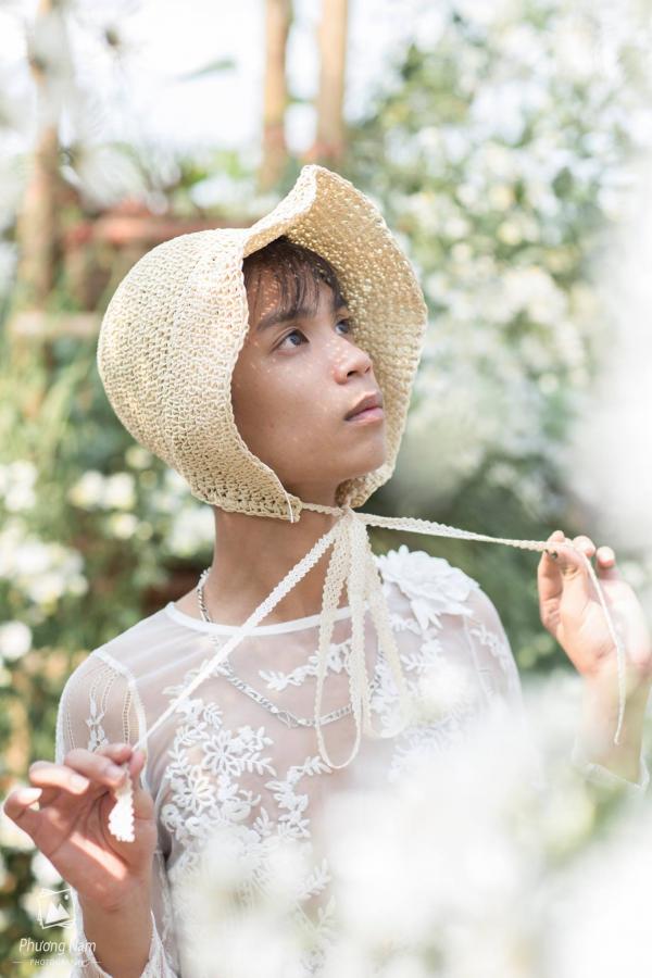 Bộ ảnh 'chàng thơ' e ấp bên cúc họa mi khiến cư dân mạng một phen... hết hồn Bộ ảnh 'chàng thơ' e ấp bên cúc họa mi khiến cư dân mạng một phen... hết hồn
