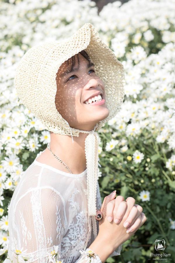 Bộ ảnh 'chàng thơ' e ấp bên cúc họa mi khiến cư dân mạng một phen... hết hồn Bộ ảnh 'chàng thơ' e ấp bên cúc họa mi khiến cư dân mạng một phen... hết hồn