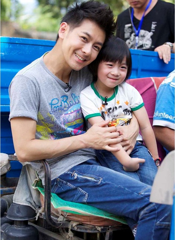 6 fangirl thành công cưới được thần tượng: Dùng cả thanh xuân theo đuổi để đổi một cái gật đầu 6 fangirl thành công cưới được thần tượng: Dùng cả thanh xuân theo đuổi để đổi một cái gật đầu