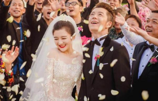 6 fangirl thành công cưới được thần tượng: Dùng cả thanh xuân theo đuổi để đổi một cái gật đầu 6 fangirl thành công cưới được thần tượng: Dùng cả thanh xuân theo đuổi để đổi một cái gật đầu